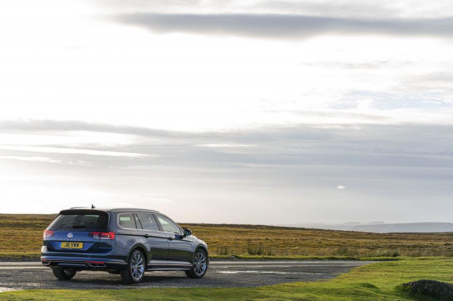  Volkswagen Passat R-Line Estate (B8) 2019 года  (UK) (фото 17 из 25)